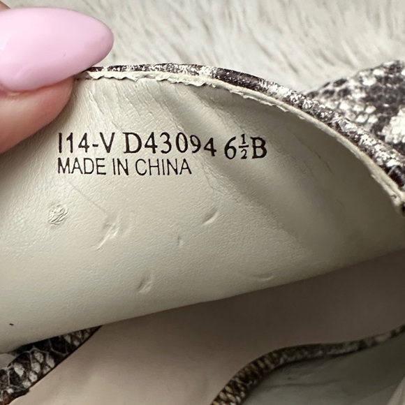 Cole Haan Women's Sz 6.5 Snakeskin Pattern slug back  Heels Grey Brown and Cream - Picture 4 of 5